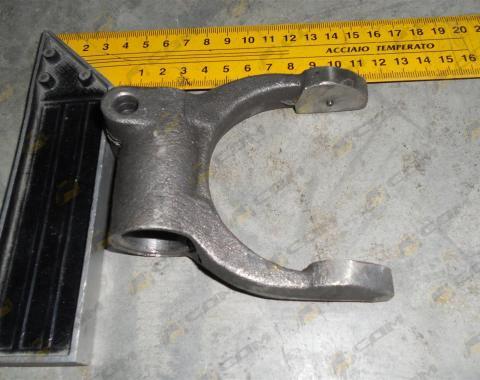 Вилка выжимного подшипника под короткую муфту  HOWO евро-3  КПП HW18709 199100230024